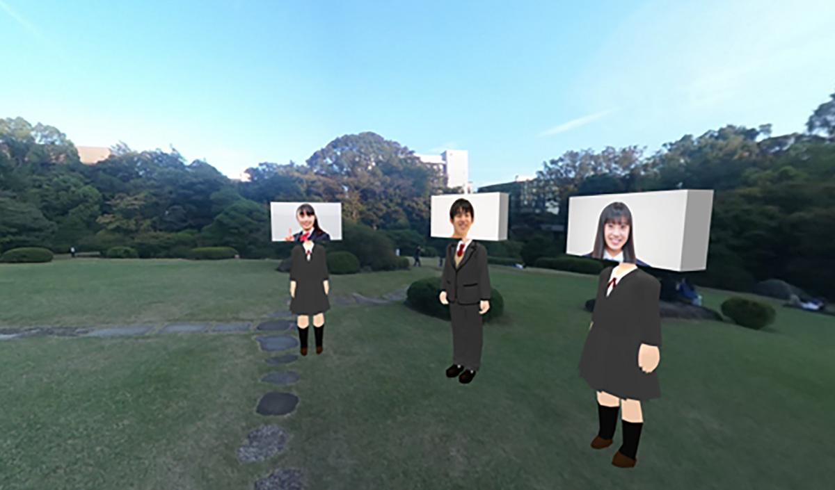 ゴーグルを付けてVRオープンキャンパスを体験している子どもの様子